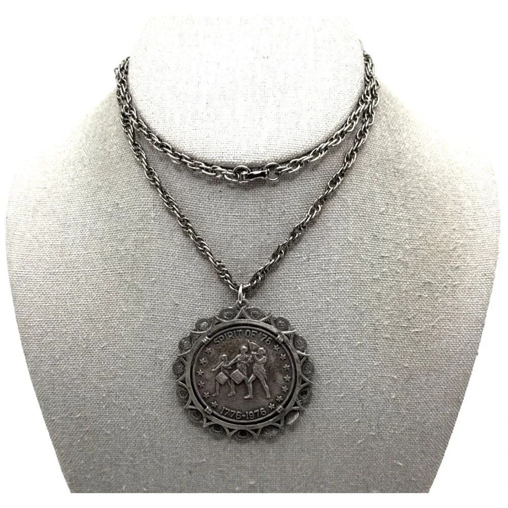Vintage 1976 Bicentennial Coin Commemorative Pendant Necklace Spirit of '76 24